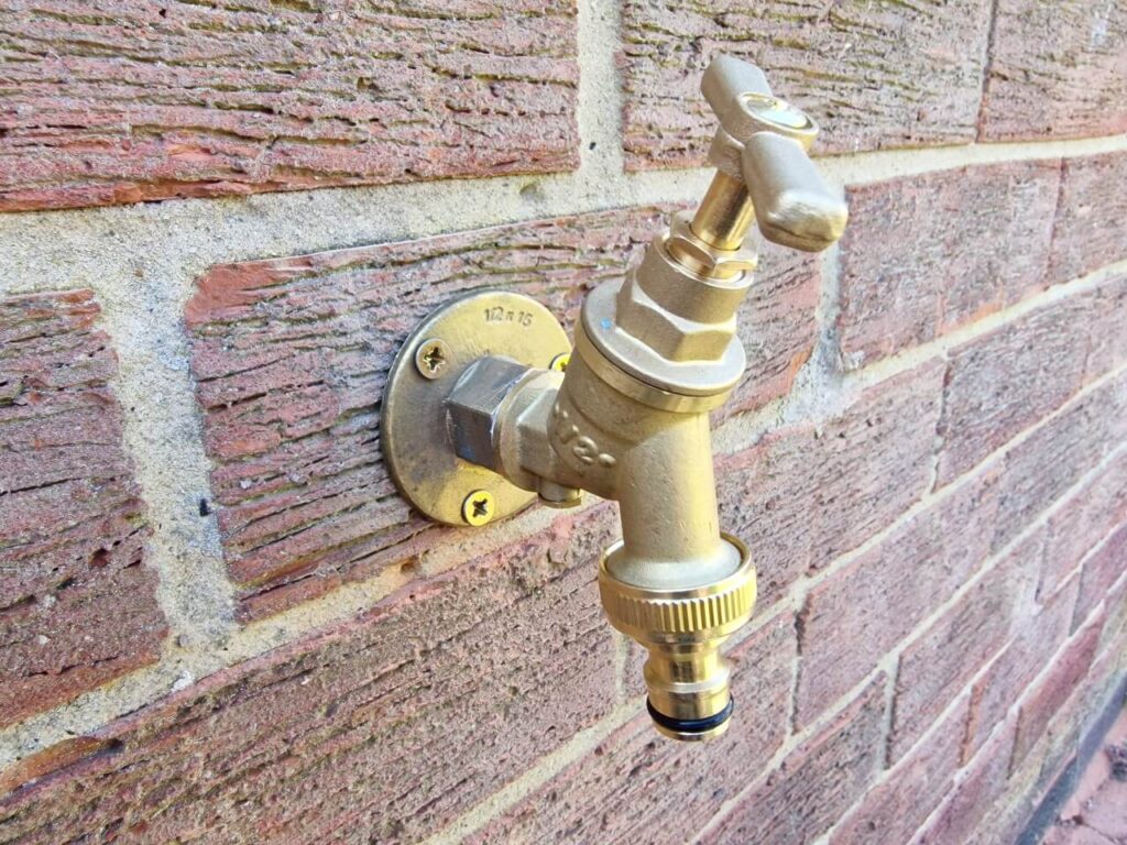 How to fit an outside tap