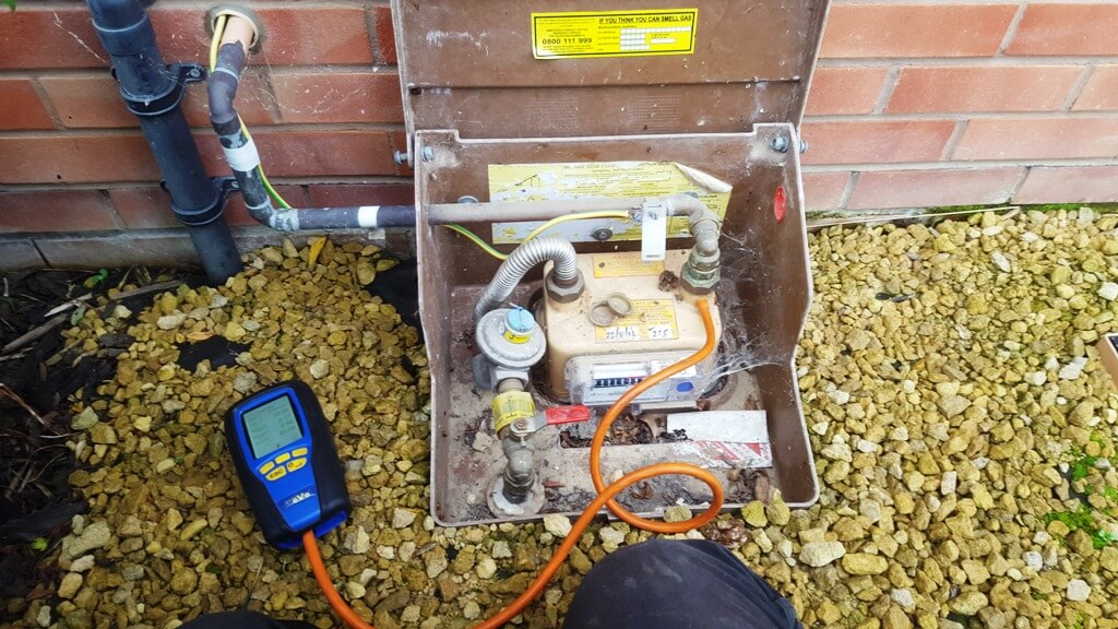 Gas meter with discs