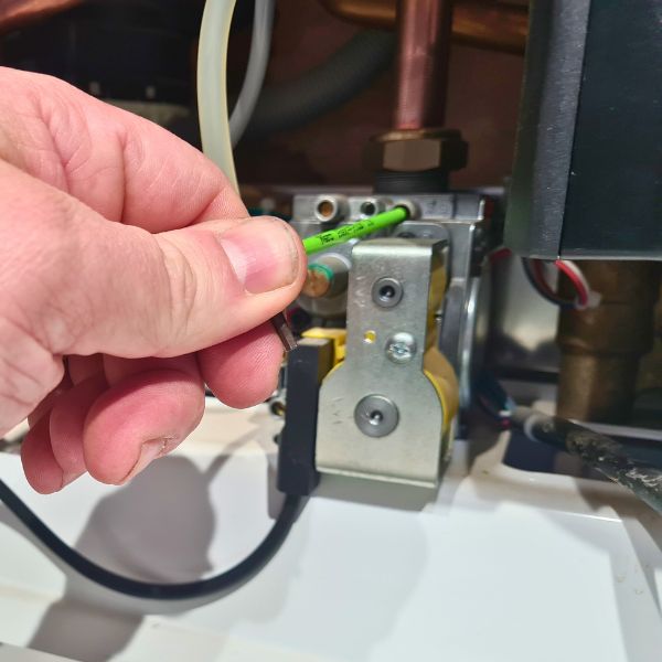 Gas valve adjusting