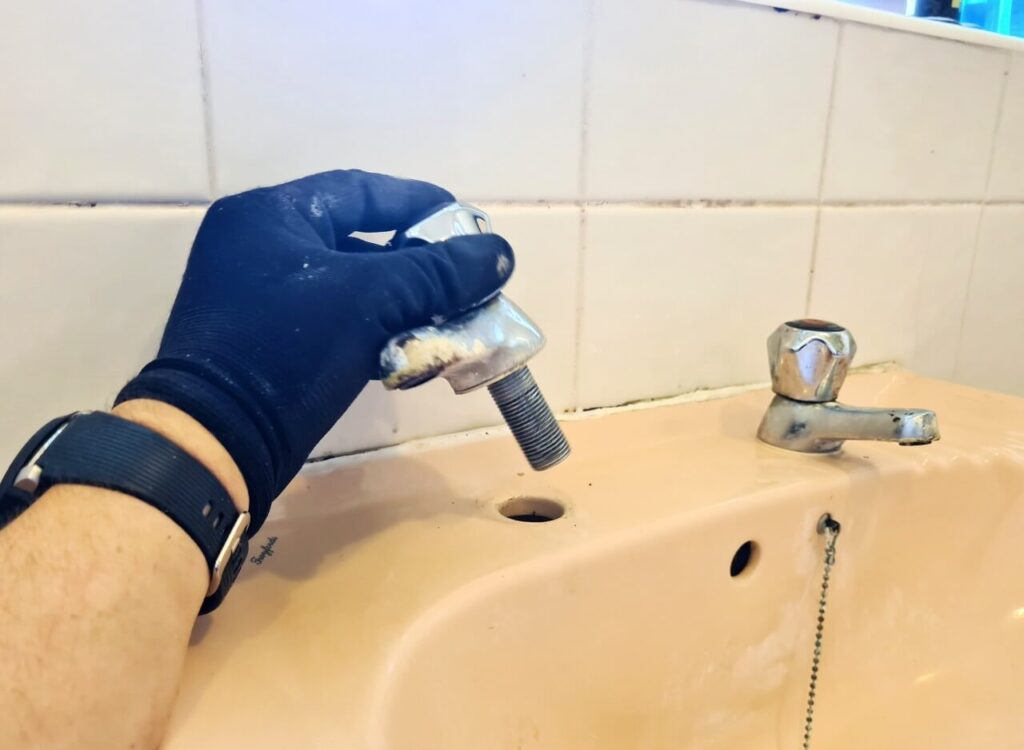 How to change basin taps