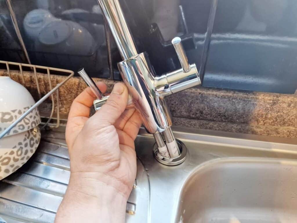 how to replace a kitchen tap