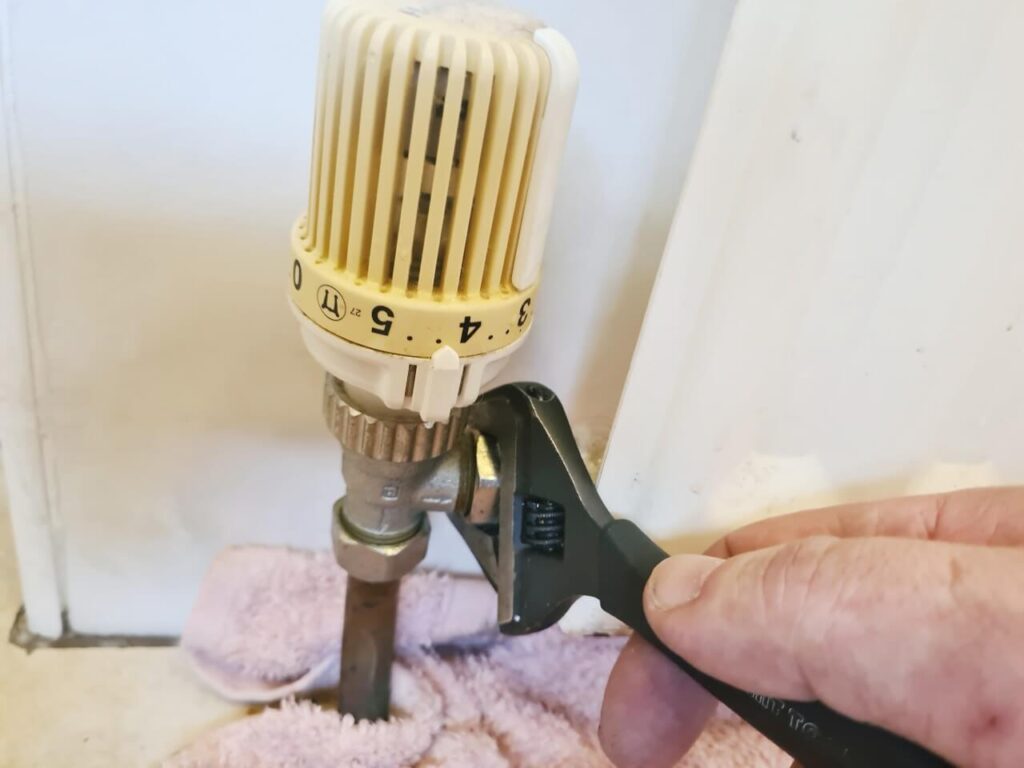 how to fix a leaking radiator valve