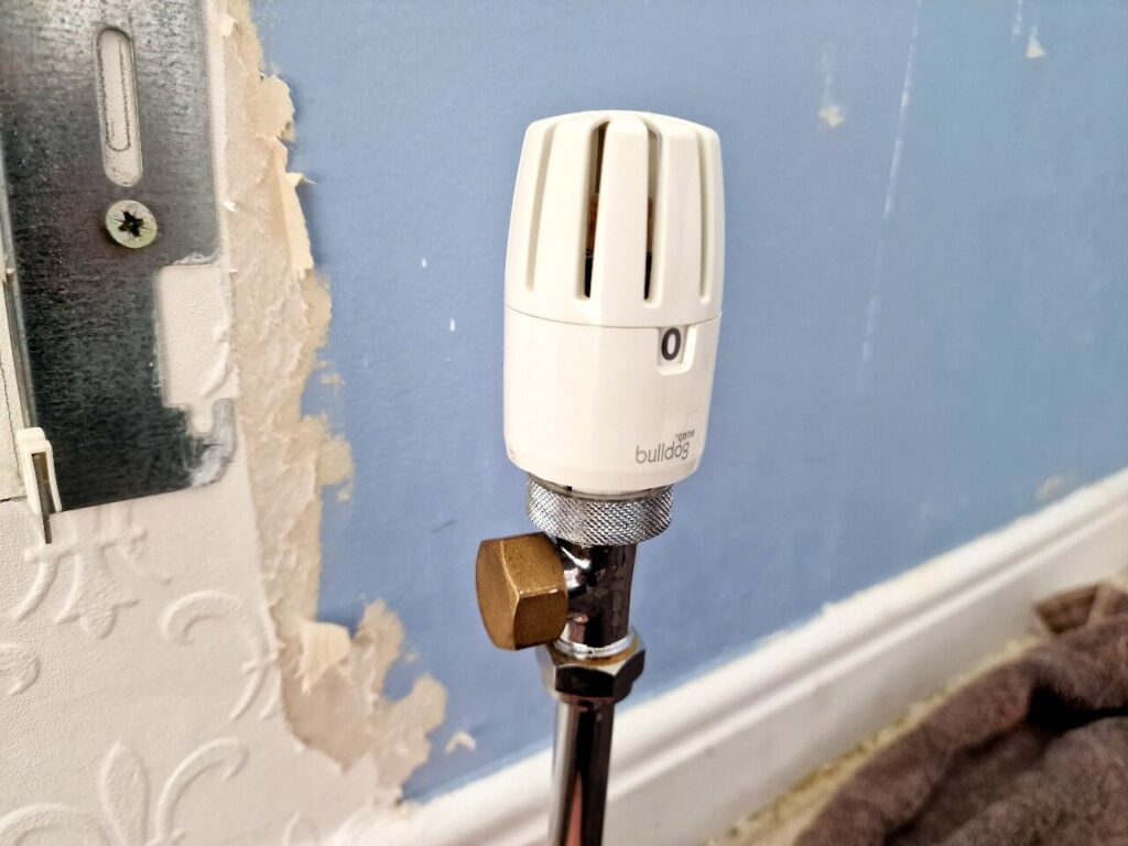How to Remove a Radiator From a Wall Without Draining System