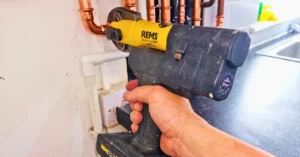 REMS Mini-Press 22V ACC pressing a copper pipe fitting