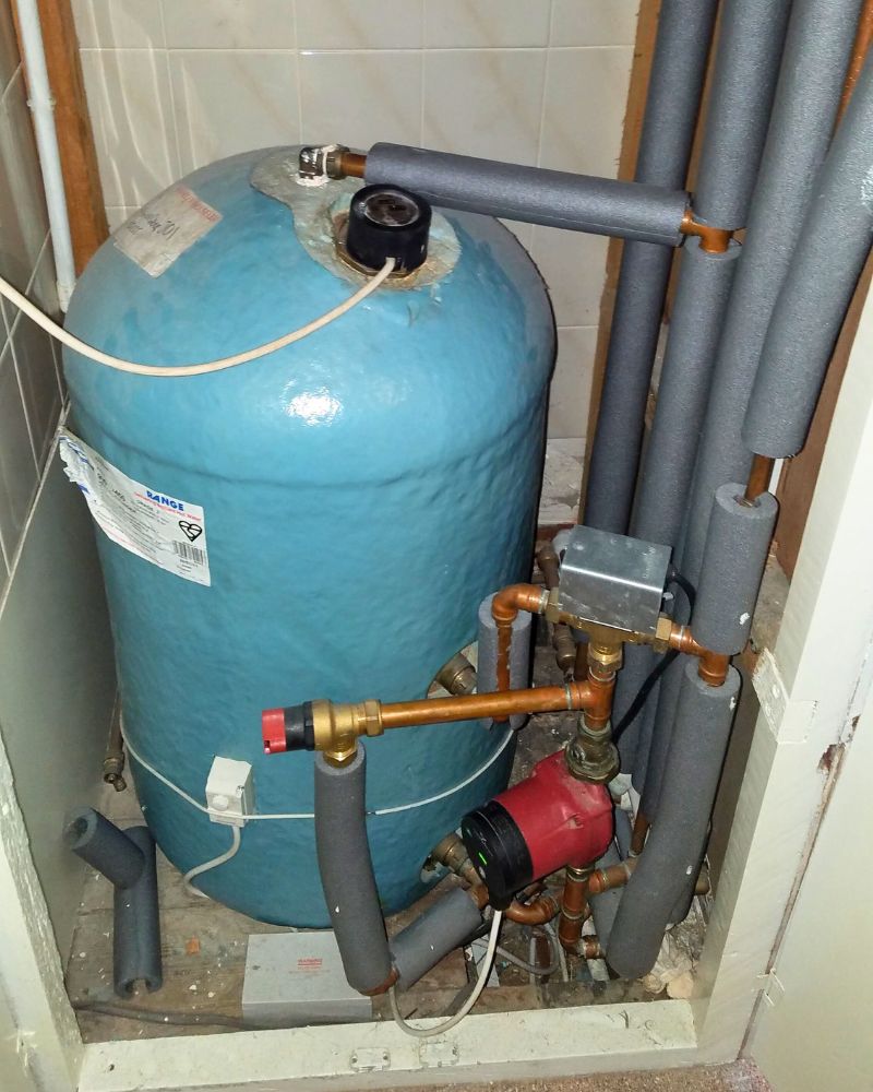 Hot water cylinder