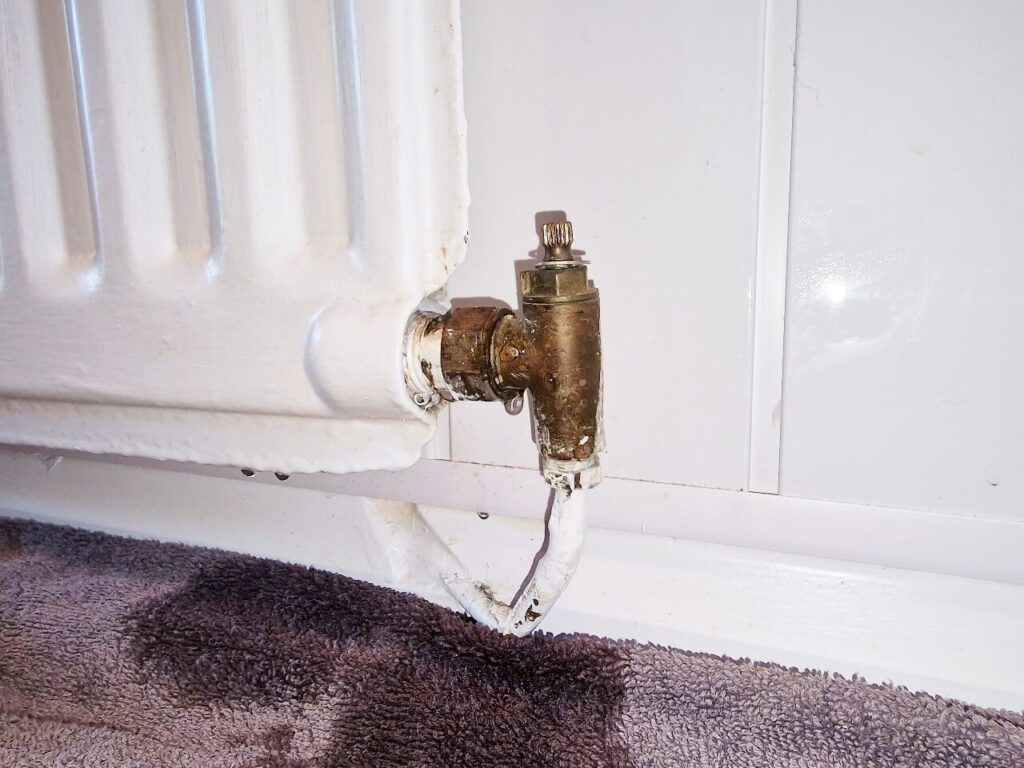 1/2 Inch Brass Hot Water Angle Radiator Shut Off Valve With Nut And Coupling