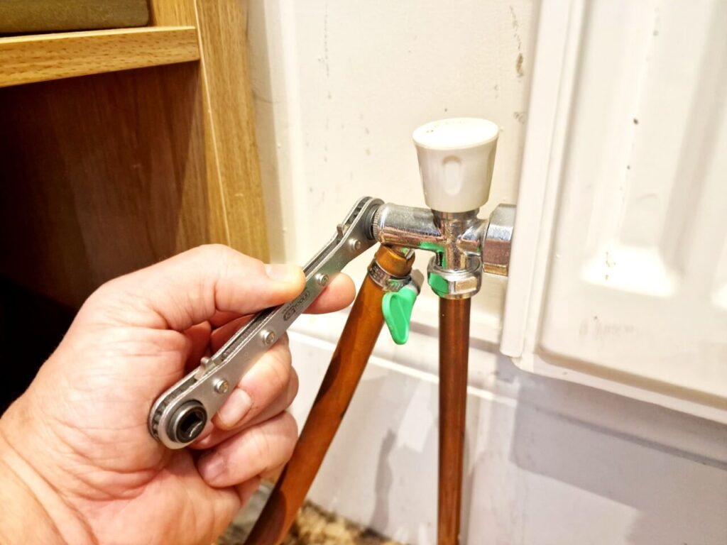 Ratchet radiator drain valve key