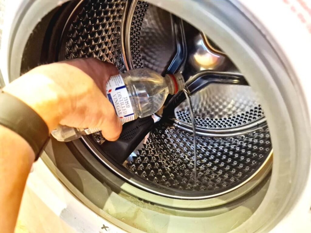 Distilled white vinegar in washing machine